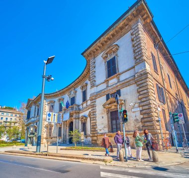 MILAN, ITALY - 5 Nisan 2022: 5 Nisan 'da İtalya' nın Milano kentinde, eşsiz tarihi Palazzo del Senato ile Via Senato 'nun şehir sahnesi