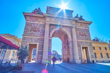 MILAN, ITALY - 5 Nisan 2022: 5 Nisan 'da İtalya' nın Milano kentindeki tarihi Porta Garibaldi 'de keyifli bir yürüyüş