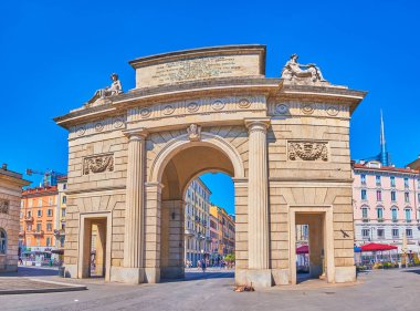 MILAN, ITALY - 5 Nisan 2022: Eski Milano 'nun en çekici kemerinden biri olan anıtsal Porta Garibaldi, 5 Nisan' da İtalya 'nın Milano kentinde