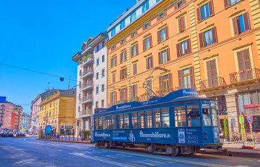 MILAN, ITALY - 5 Nisan 2022: Eski mavi tramvay, Porta Nouva bölgesindeki tarihi Viale Monte Grappa caddesi boyunca 5 Nisan 'da İtalya' nın Milano kentinde ilerliyor.