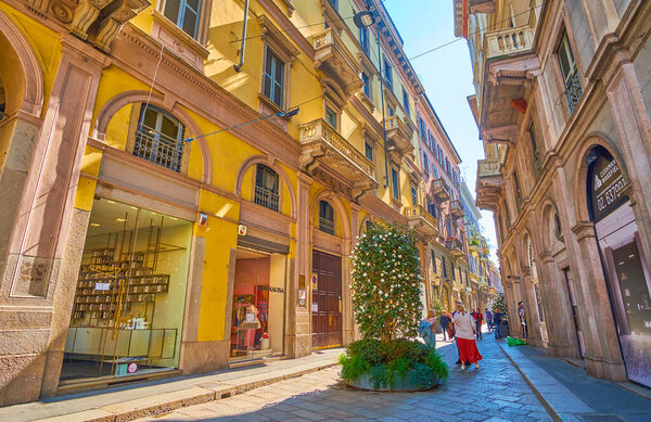 МИЛАН, ИТАЛИЯ - 5 апреля 2022 года: Узкая улица Via della Spiga является одной из самых известных торговых улиц в городе, 5 апреля в Милане, Италия