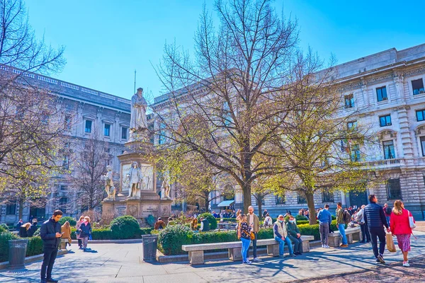 Milan Italy April 2022 Relax Center Milan Oon Bench Piazza — Stockfoto