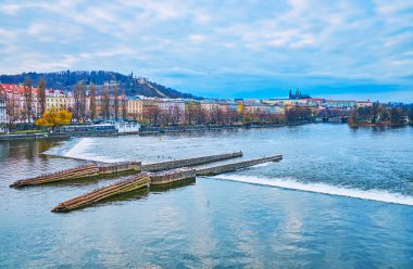 Çek Cumhuriyeti 'nin arka planında Petrin Tepesi ve St. Vitus Katedrali ile Vltava Nehri' nin karşısındaki Jirasek Köprüsü 'nden tarihi Prag' ı izleyin.
