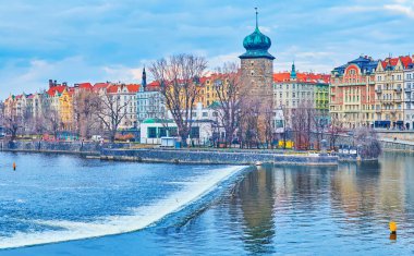 Vltava Nehri ve ortaçağ taşı Sitkov Su Kulesi, Prag, Çek Cumhuriyeti
