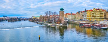Ufukta Masaryk Embankment, Sitkov Su Kulesi ve St. Vitus Katedrali 'nin anıtsal mimarisine sahip Vltava Nehri, Prag, Çek Cumhuriyeti