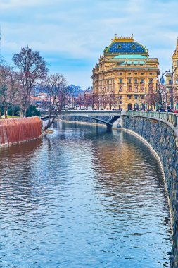 Çek Cumhuriyeti 'nin Prag eyaletinin Vltava Nehri' ndeki Masaryk Embankment 'inden Ulusal Tiyatro' nun çarpıcı binası.