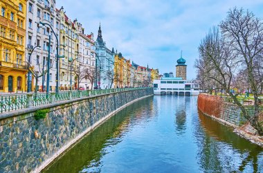 Çek Cumhuriyeti Prag, Manes Sergi Salonu 'nun arkasındaki Ortaçağ Sitkov Su Kulesi manzaralı Vltava Nehri Masaryk Embankment