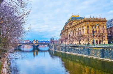 Aynaya benzeyen Vltava Nehri, Prag, Çek Cumhuriyeti 'nden Ulusal Tiyatro ve Lejyon Köprüsü