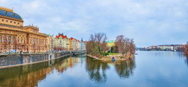 Slavonic Adası, Masaryk Embankment ve Çek Cumhuriyeti Ulusal Tiyatrosu 'nun anıtsal binası ile Vltava Nehri' nin ayna yüzeyi panorama