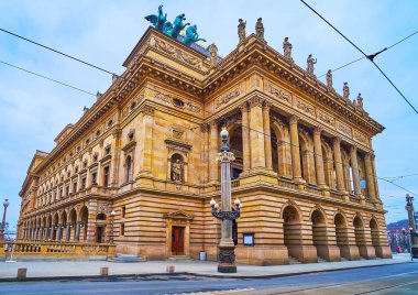 Narodni Divadlo 'nun (Ulusal Tiyatro) oyun salonu, sütunlar, oymalar, çelenkler ve taş heykeller, Prag, Çek Cumhuriyeti