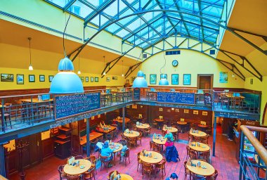 PRAG, CZECH REPUBLIC - 5 Mart 2022: Eski Twon Mahallesi 'nde, 5 Mart' ta Prag 'da bulunan klasik U Vejvody pub restoranının ana salonu