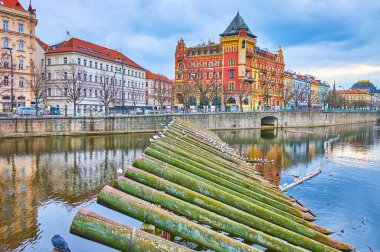 Smetana Embankment, Prag, Çek Cumhuriyeti 'ndeki tarihi Bellevue malikanesinin önündeki Vltava Nehri' ndeki ahşap bariyer.