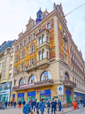 PRAG, CZECH Cumhuriyet - 5 Mart 2022: Wenceslas Meydanı ve Vodickova Caddesi 'nin köşesindeki Frescoed Wiehl' s House 'un köşesi, 5 Mart' ta Prag 'da