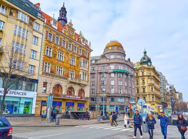 PRAG, CZECH Cumhuriyet - 5 Mart 2022: Fresk Wiehl 's House, Prag' da 5 Mart 'ta Wenceslas Meydanı' nın incisidir.