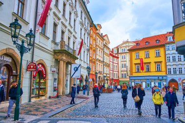 PRAG, CZECH Cumhuriyet - 5 Mart 2022: Prag 'da, Little Square' de mağazaları ve kafeleri olan renkli ortaçağ evleri