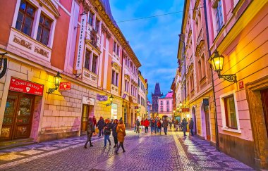 PRAG, CZECH REPUBLIC - 5 Mart 2022 'de, Prag' da tarihi binalar, müzeler, restoranlar ve Toz Kulesi ile Celetna Caddesi 'nde akşam yürüyüşü