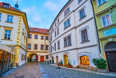 PRAGUE, CZECH REPUBLIC - 5 Mart 2022: Tyn Yard, 5 Mart 'ta Prag' da bulunan klasik Çek restoranları, barları ve turist kafeleriyle dolu