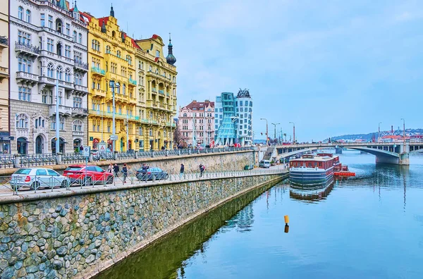 PRAG, CZECH REPUBLIC - 5 Mart 2022: Masaryk Embankment ve Vltava Nehri 'nin arkasındaki Masaryk Dekonstrüktivist tarzı Dans Evi üzerine renkli tarihi yapılar, 5 Mart' ta Prag 'da