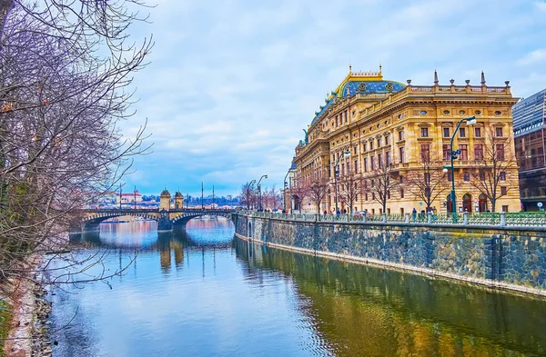 Aynaya benzeyen Vltava Nehri, Prag, Çek Cumhuriyeti 'nden Ulusal Tiyatro ve Lejyon Köprüsü