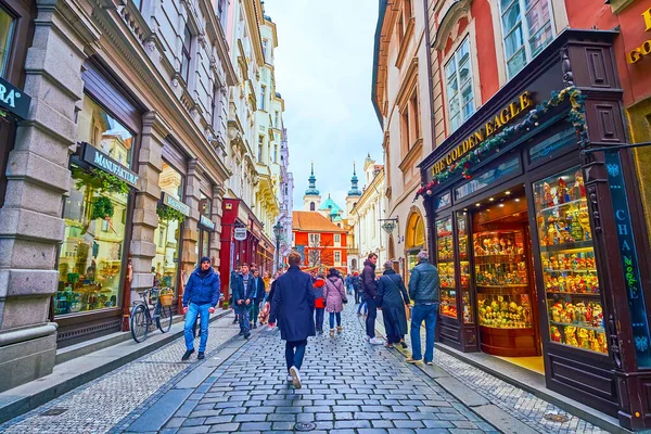 PRAG, CZECH REPUBLIC - 5 Mart 2022: Karlova Caddesi, 5 Mart 'ta Prag' da, Eski Şehir Meydanı ile Charles Köprüsü arasında, Eski Şehir 'in kalbinde (Stare Mesto) yer alır.