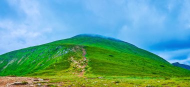 Hoverla Dağı 'ndaki Alp Tundra Bölgesi' nin panoramasında alçak bulutlar ve dar yollarda yürüyüşçüler, Karpatlar, Ukrayna