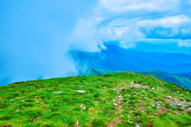 Hoverla Tepesi, Chornohora Sıradağları, Karpatlar, Ukrayna etrafında dönen bulutlar