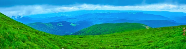 Bulutlu Bir Günde Hoverla Dağı Ndan Gelen Yeşil Panoramik Manzaranın — Stok fotoğraf