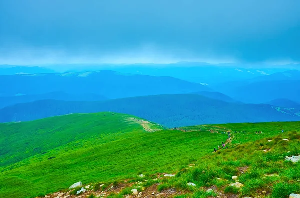 Hoverlyana Dağı 'nın zirvesinden Hoverlyana Dağı' nın tepesine ve Hoverla, Chornohora Sıradağları, Karpatlar, Ukrayna 'ya uzanan patikaya uzanan büyüleyici Karpatlar.
