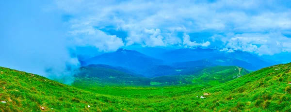 호되라 정상은 솜털같은 구름으로 있으며 우크라 이나의 카르파티아 봉우리의 풍경을 — 스톡 사진