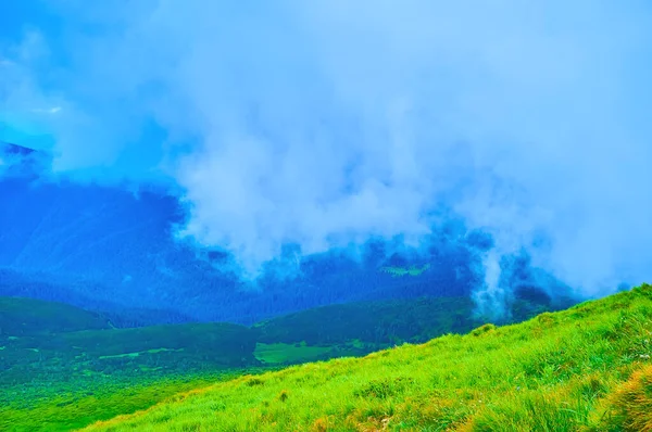 우크라이나 카르파티아 주위를 구름들 산맥의 모습을 감추고 — 스톡 사진