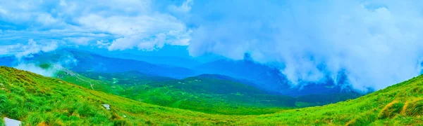 Panoramic Landscape Green Mountains Chornohora Range Swirling Fluffy Clouds Peak — Stock Photo, Image