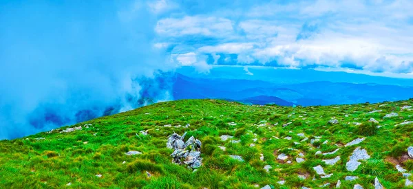 Hoverla Dağı Nın Zirvesinden Yükselen Dağ Manzarası Alçak Bulutlar Etrafında — Stok fotoğraf