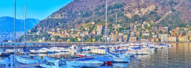 Como Gölü 'nde Como Gölü' ndeki yat ve teknelerden oluşan Panorama Como, Lombardy, İtalya 'da yaşayan evleri ve villaları olan Monte Boletto' ya karşı.