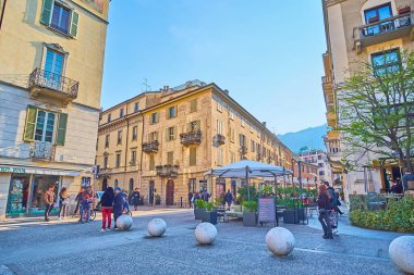 COMO, ITALY - 20 Mart 2022: 20 Mart 'ta Como' da tarihi fresk binasının köşesine bakan Alessandro Volta Meydanı