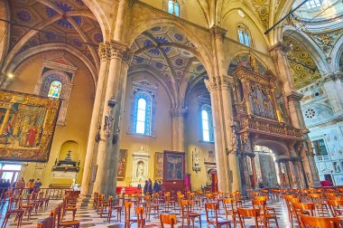 COMO, İtalya - 20 Mart 2022: Santa Maria Assunta Katedrali atari salonu, kaburgalı tavan, sütunlar, organlar, 20 Mart 'ta Como' da