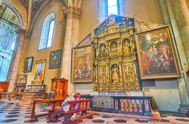 COMO, İtalya - 20 Mart 2022: 20 Mart 'ta Como' da Santa Maria Assunta Katedrali 'nin kilisesinde oyulmuş ve boyanmış süsler