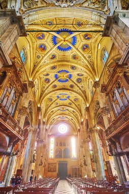 COMO, İtalya - 20 Mart 2022: 20 Mart 'ta Como' da Santa Maria Assunta Katedrali 'nin iç mimarisi