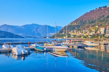 Lugano Prealps 'in manzaralı küçük köyleri ve Como Gölü, Lombardy, İtalya' daki tekneleri.