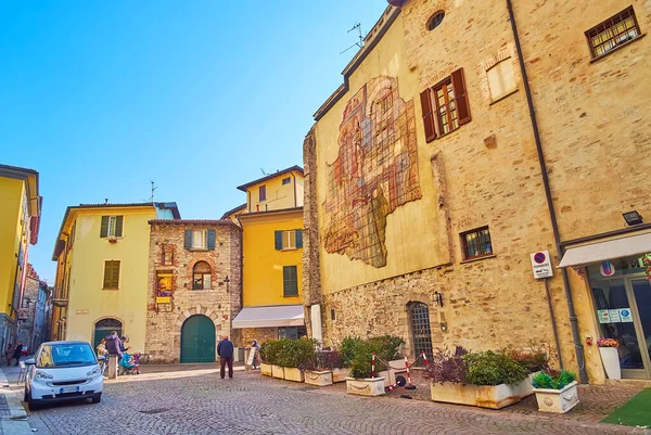 COMO, İtalya - 20 Mart 2022 Filippo Juvara Caddesi 'nin ortaçağ taş evleri, 20 Mart' ta Como