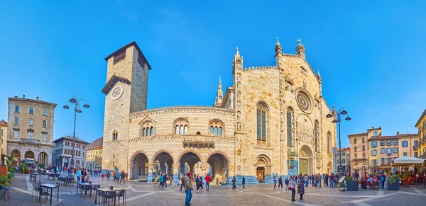 COMO, İtalya - 20 Mart 2022: Broletto Sarayı ve Santa Maria Assunta Katedrali ile Katedral Meydanı Panoraması, 20 Mart 'ta Como' da