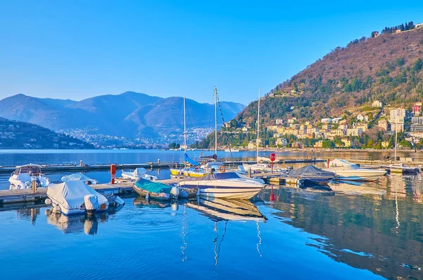 Lugano Prealps 'in manzaralı küçük köyleri ve Como Gölü, Lombardy, İtalya' daki tekneleri.