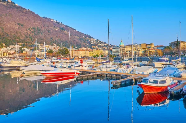 五彩斑斓的小船和帆船停泊在科莫湖畔 与意大利伦巴第的科莫小镇的天际线相映成趣 — 图库照片