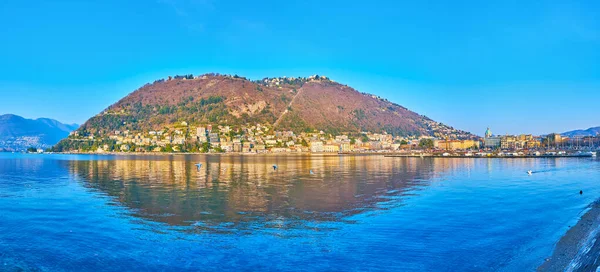 Como Gölü ve Monte Boletto Gölü, Como, Lombardy, İtalya 'nın göl yüzeyine yansıyan parlak mavi manzaranın tadını çıkarın.