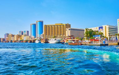 DUBAI, BAE - 1 Mart 2020 Dubai Nehrinin karşısındaki feribot gezisi modern Deira binaları ile 1 Mart 'ta Dubai' de