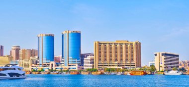 DUBAI, BAE - 1 Mart 2020: Dubai Creek Panoraması modern Deira mimarisi ve ünlü İkiz Kuleler (Rolex Towers) ile 1 Mart 'ta Dubai' de