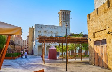 Geleneksel aobe evleri, yel rüzgâr yakalayıcıları, ahşap teraslar ve atariler, Al Seef mahallesi, Dubai, BAE