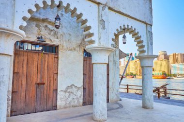 Dubai Creek, Al Seef Mahallesi, Dubai, BAE 'deki geleneksel Arap evinin manzaralı beyaz atari salonu.