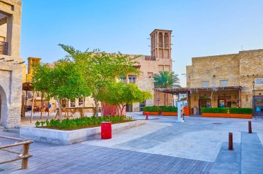 Küçük yeşil bahçe, Al Seef mahallesinin tarihi kerpiç evleri arasında, Dubai, BAE