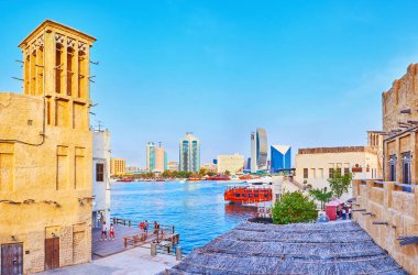 DUBAI, BAE - 1 Mart 2020 'de Dubai Deresi' nin arkasındaki Dubai Nehri 'nin eski kerpiç evleri, 1 Mart' ta Dubai 'de tekne ve yatlarla görüldü.