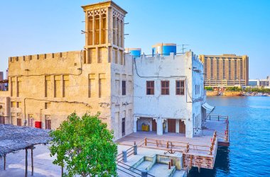 Al Seef mahallesi Dubai Deresi boyunca uzanır ve rüzgar tutucu kuleleri (fıçı kuleleri), Dubai, BAE